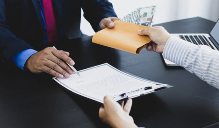 Thực hiện thủ tục vay tiền ngân hàng